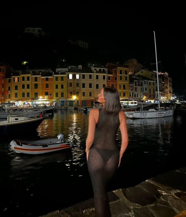 Kennedy khoe dáng sexy trong trang phục xuyên thấu, trong chuyến nghỉ dưỡng tại Italia