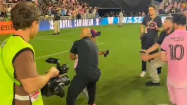 Yassine Cheuko lao tới ngăn cản fan nhí định tiếp cận Messi