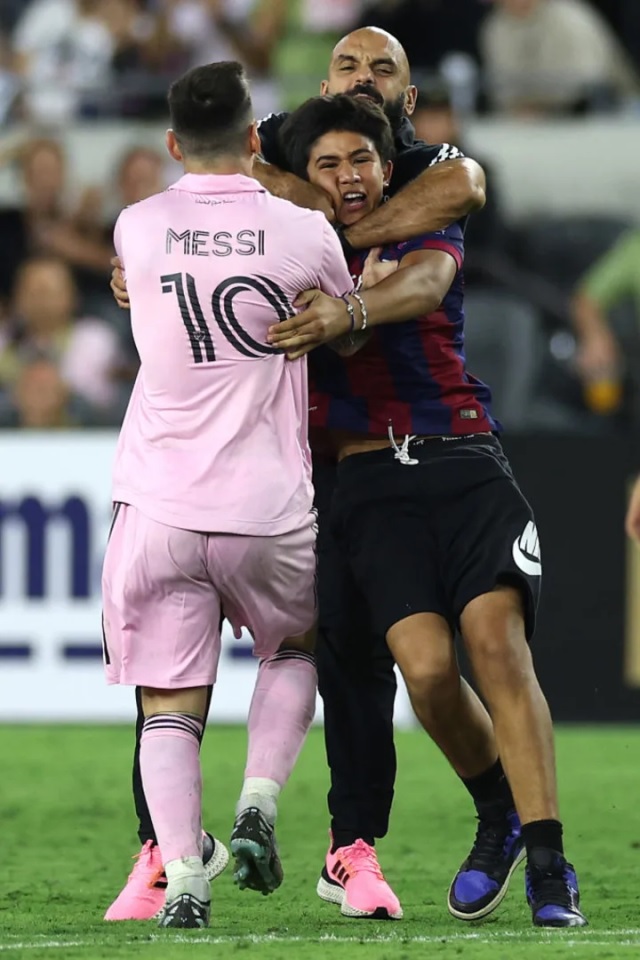 Yassine Cheuko từng siết cổ một fan cuồng khác để bảo vệ Messi