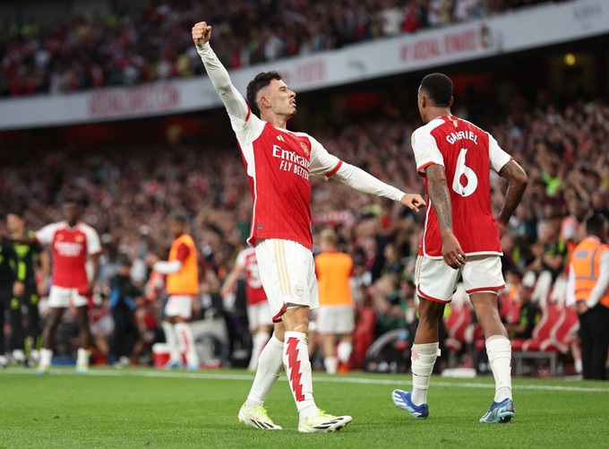Cầu thủ Arsenal ăn mừng sau khi chọc thủng lưới Man City
