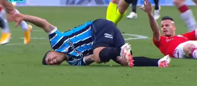 Suarez lăn lộn trên sân