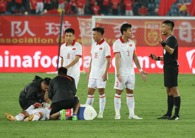 Hồ Văn Cường phải khâu 7 mũi sau pha tranh bóng quyết liệt với cầu thủ Trung Quốc