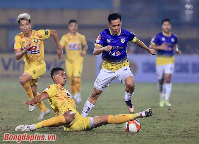 Thanh Hoá (áo vàng) sẽ tiếp tục là kẻ thách thức rất lớn với các đội bóng tốp đầu ở V.League mùa tới