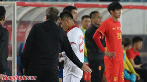 Cử chỉ bất ngờ của HLV Troussier dành cho Tiến Linh sau tấm thẻ đỏ trận Việt Nam vs Trung Quốc