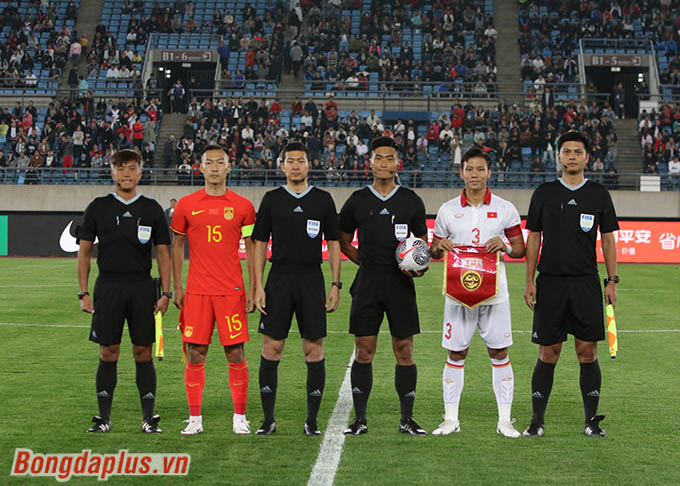 Tối ngày 10/10, ĐT Việt Nam có trận giao hữu với ĐT Trung Quốc tại sân Trung tâm thể thao Đại Liên (Trung Quốc)