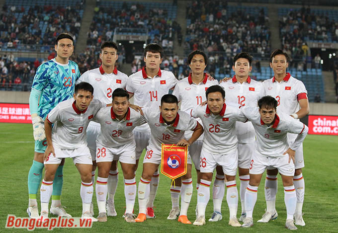So với chiến thắng 3-1 của Việt Nam trước Trung Quốc đầu tháng 2/2022, ĐT Việt Nam có sự thay đổi rất lớn. Hùng Dũng, Tuấn Hải là 2 cầu thủ hiếm hoi vẫn còn trong đội hình ra sân của Việt Nam ở lần tái đấu này 