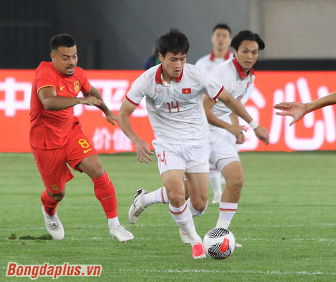 Các cầu thủ Việt Nam cố gắng kiểm soát bóng trước đối thủ được đánh giá cao hơn và có ưu thế chủ nhà 