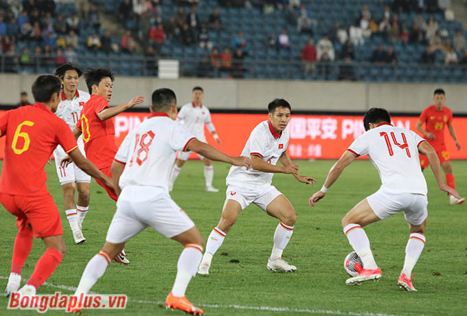 Các cầu thủ Việt Nam đạt tỷ lệ kiểm soát bóng gấp đôi Trung Quốc trong hiệp 1 