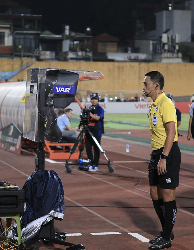 Trọng tài Ngô Duy Lân tham khảo VAR trong trận đấu giữa Viettel và Hà Tĩnh. Ảnh: Minh Tuấn