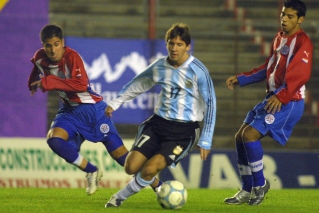 Messi lần đầu mặc áo ĐT Argentina trong trận giao hữu giữa U20 Argentina và U20 Paraguay vào ngày 29/6/2004