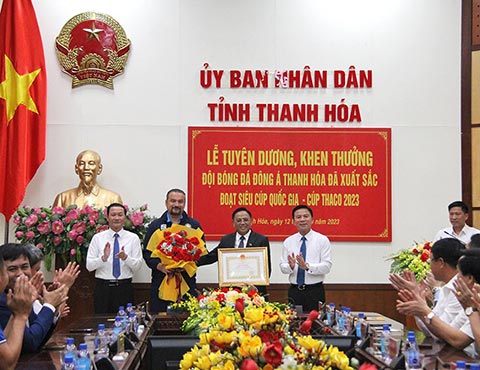 Lãnh đạo tỉnh Thanh Hoá tặng bằng khen cho đội bóng Thanh Hoá sau khi giành được Siêu Cúp QG 2023