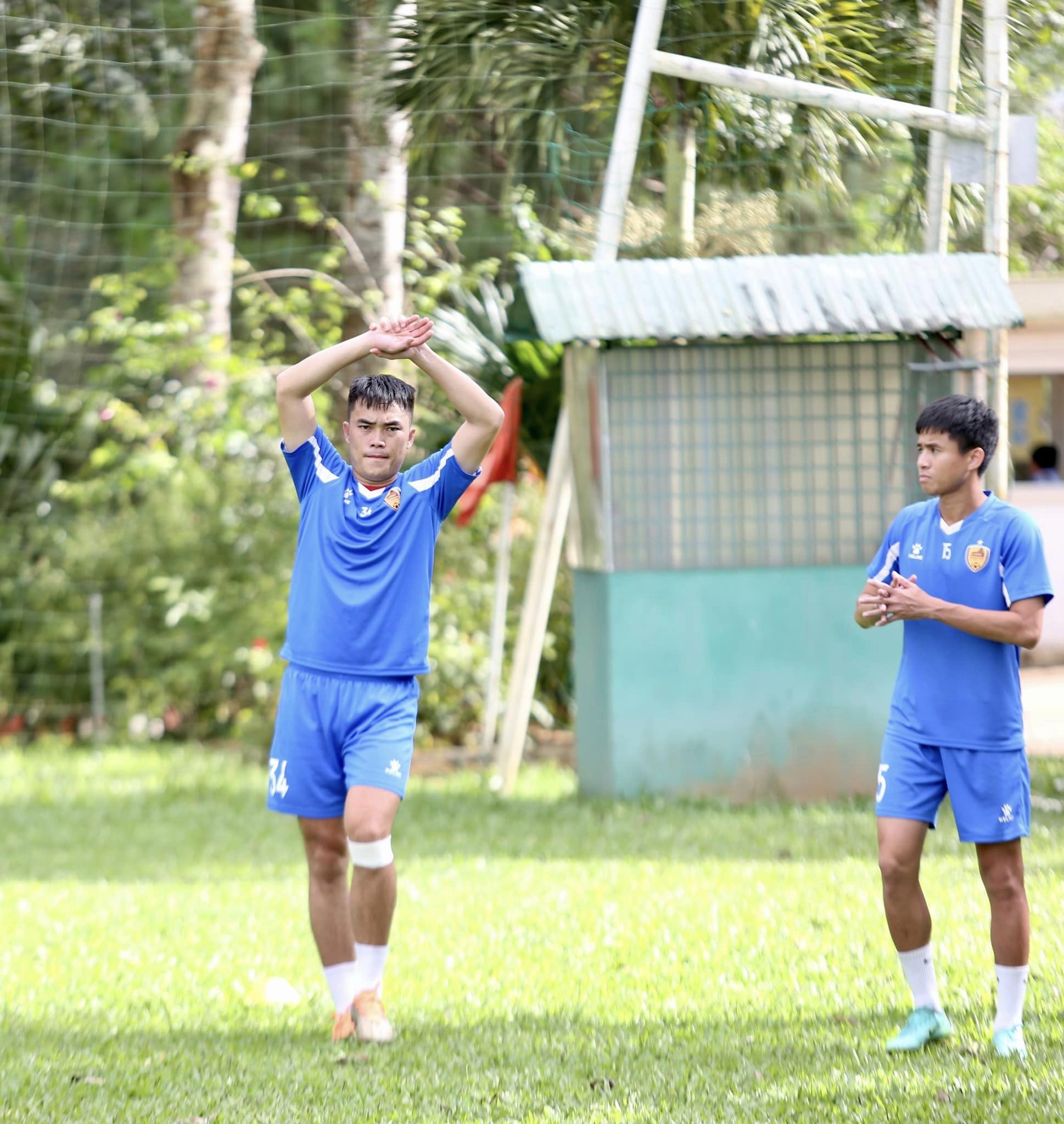 Phan Thanh Hậu (phải) trong màu áo Quảng Nam FC chuẩn bị mùa giải 2023/24 - Ảnh: QNFC 