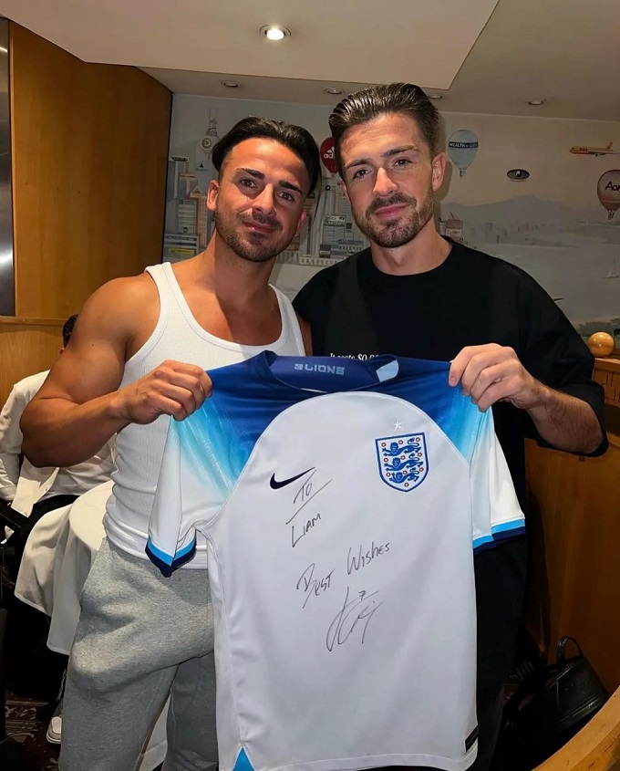 Liam Wilson chụp ảnh với Jack Grealish.