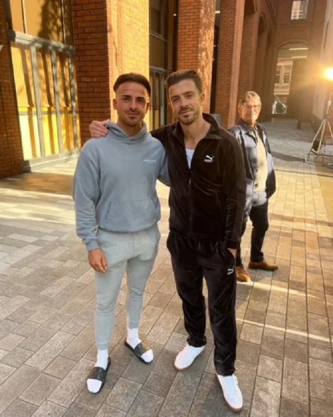 Liam làm việc với Grealish trong đoạn quảng cáo của Bose.