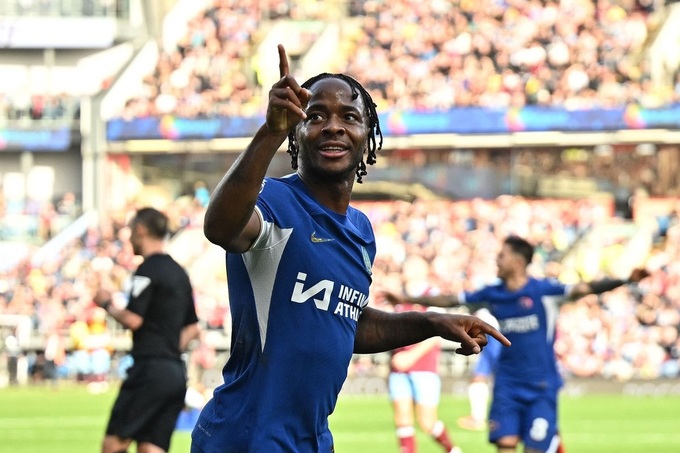 Sterling nổi bật trong chiến thắng 4-1 của Chelsea trước chủ nhà Burnley