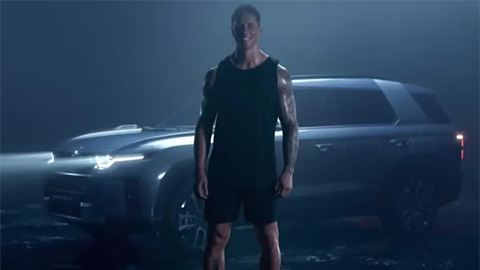 Torres hóa siêu nhân cơ bắp trong quảng cáo xe