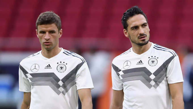 Muller (trái) và Hummels trong màu áo tuyển Đức