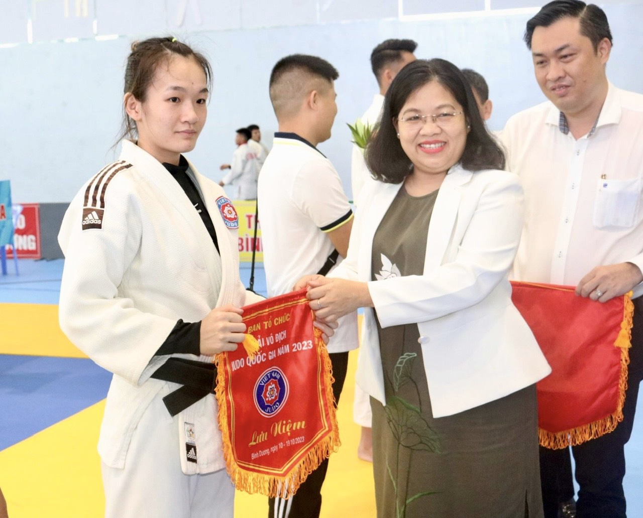 Bà Nguyễn Trường Nhật Phượng – Phó Chủ tịch Hội đồng nhân dân tỉnh, tặng hoa và cờ lưu niệm cho các đoàn