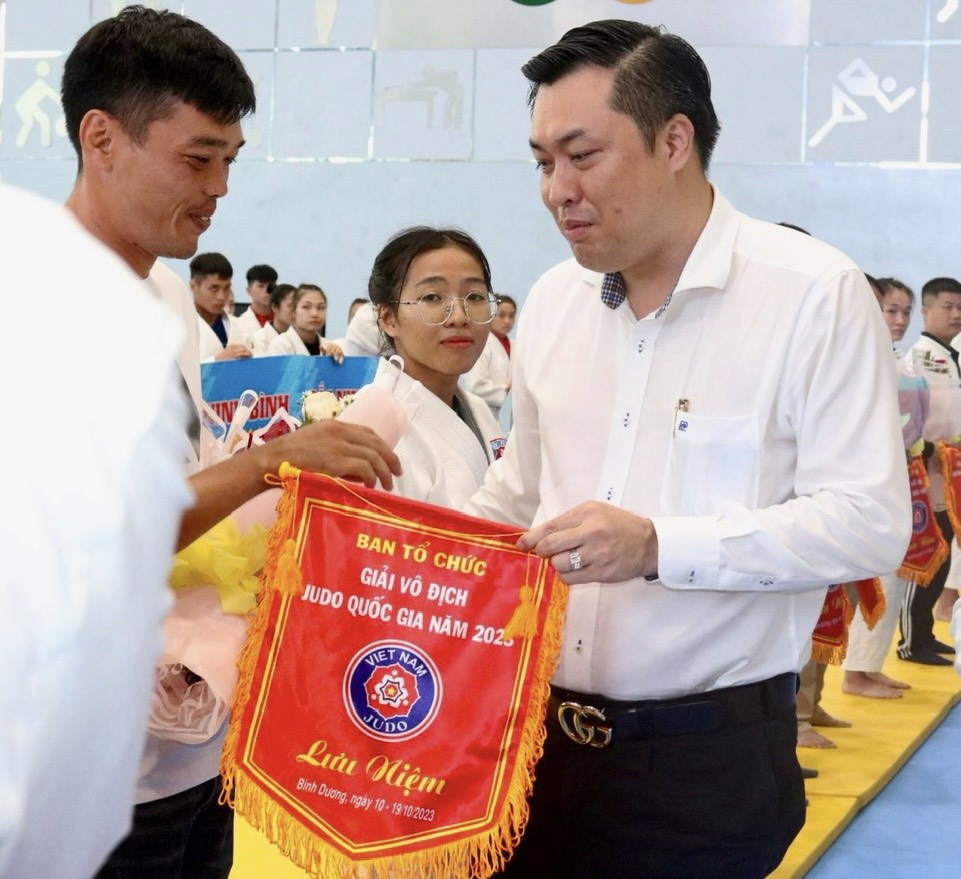 Ông Cao Văn Chóng – Phó Giám đốc Sở Văn hóa, Thể thao và Du lịch, Trưởng ban tổ chức giải, tặng hoa và cờ lưu niệm cho các đoàn