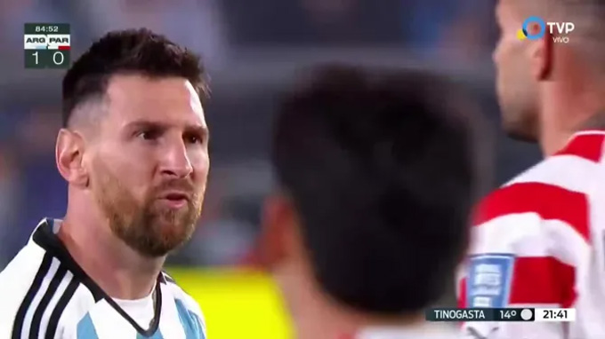 Messi và Sanabria tranh cãi với nhau
