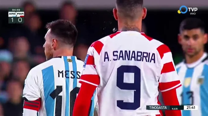 Và Sanabria dường như đã nhổ nước bọt về phía Messi