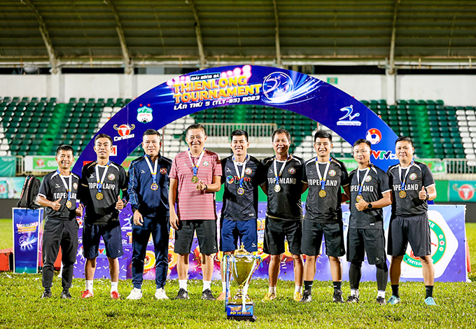 HLV Bùi Đoàn Quang Huy (thứ tư từ trái sang) lần đầu cầm quân ở V.League. Ảnh: Bình Định FC