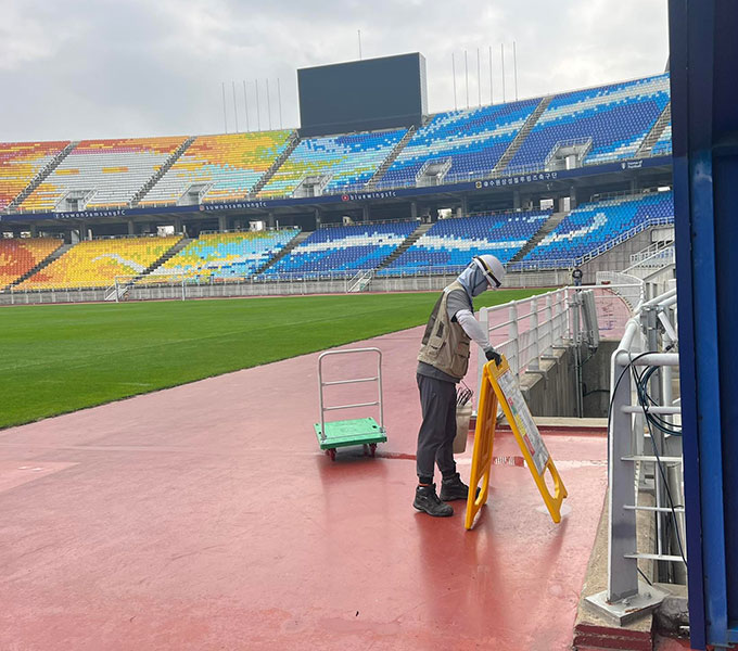 BTC sân Suwon đang làm vệ sinh, chỉnh trang lại một số hạng mục quanh sân để sẵn sàng cho trận giao hữu sắp tới giữa ĐT Hàn Quốc và ĐT Việt Nam.