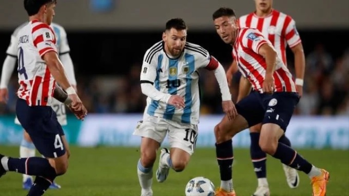 Messi chỉ vào sân trong hiệp hai trận thắng Paraguay