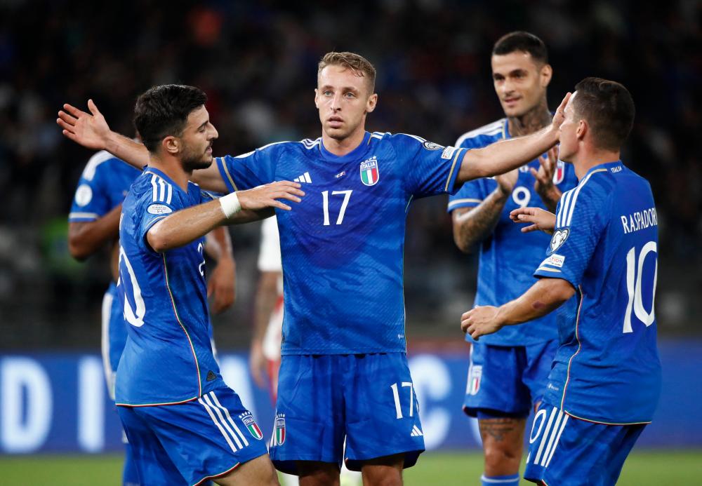 Frattesi ghi bàn ấn định tỷ số 4-0 cho Italia, được cho là đá chính thay vì Bonaventura