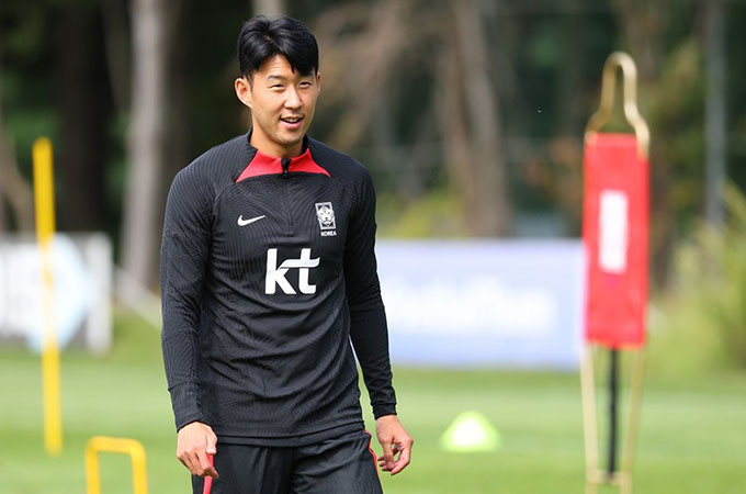 Son Heung Min ở lại tập thêm, nóng lòng ra sân ở trận gặp ĐT Việt Nam 