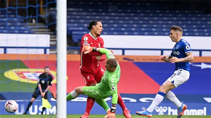 Van Dijk (áo đỏ) chấn thương kinh hoàng năm 2020 ở trận làm khách Everton
