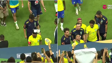 Neymar nổi xung vì bị ném bỏng ngô