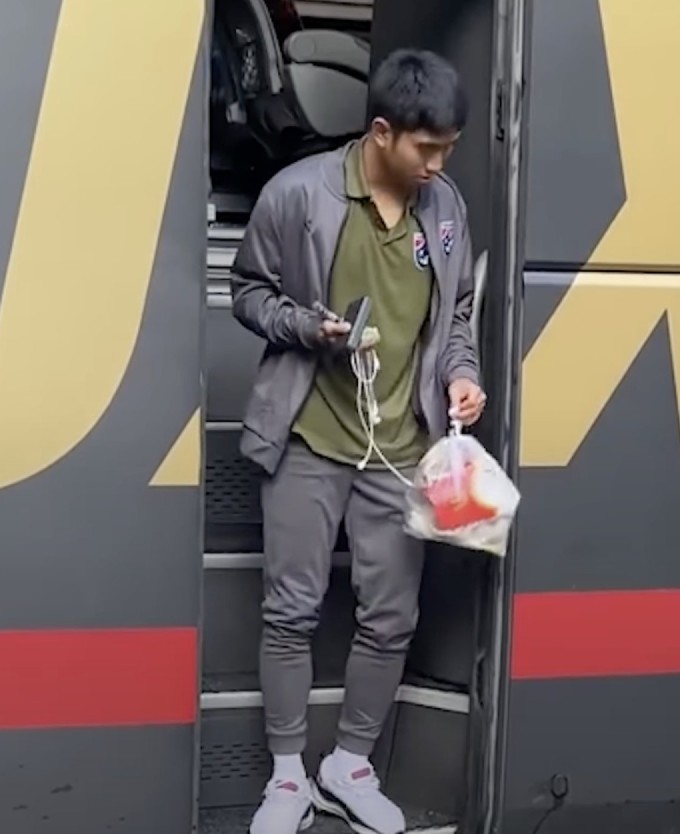 Hình ảnh tiền vệ Chanarong trên tay cầm túi khoai tây chiên của McDonald.