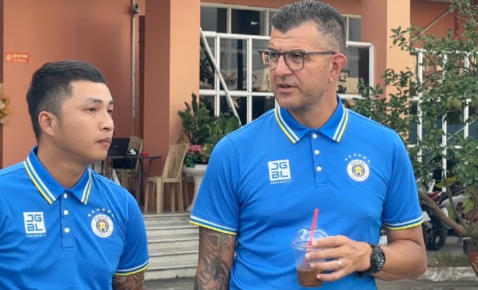 Cựu ngoại binh Hà Nội FC Cristiano Roland bất ngờ có mặt tại buổi tập của ĐT nữ Việt Nam
