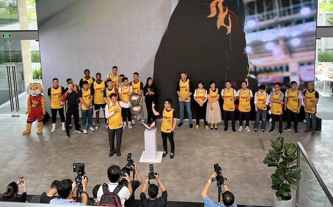 Quang cảnh buổi ký kết hợp tác đầy chất thể thao giữa Sun Life Việt Nam và CLB Sài Gòn Heat - Ảnh: Tuấn Thành