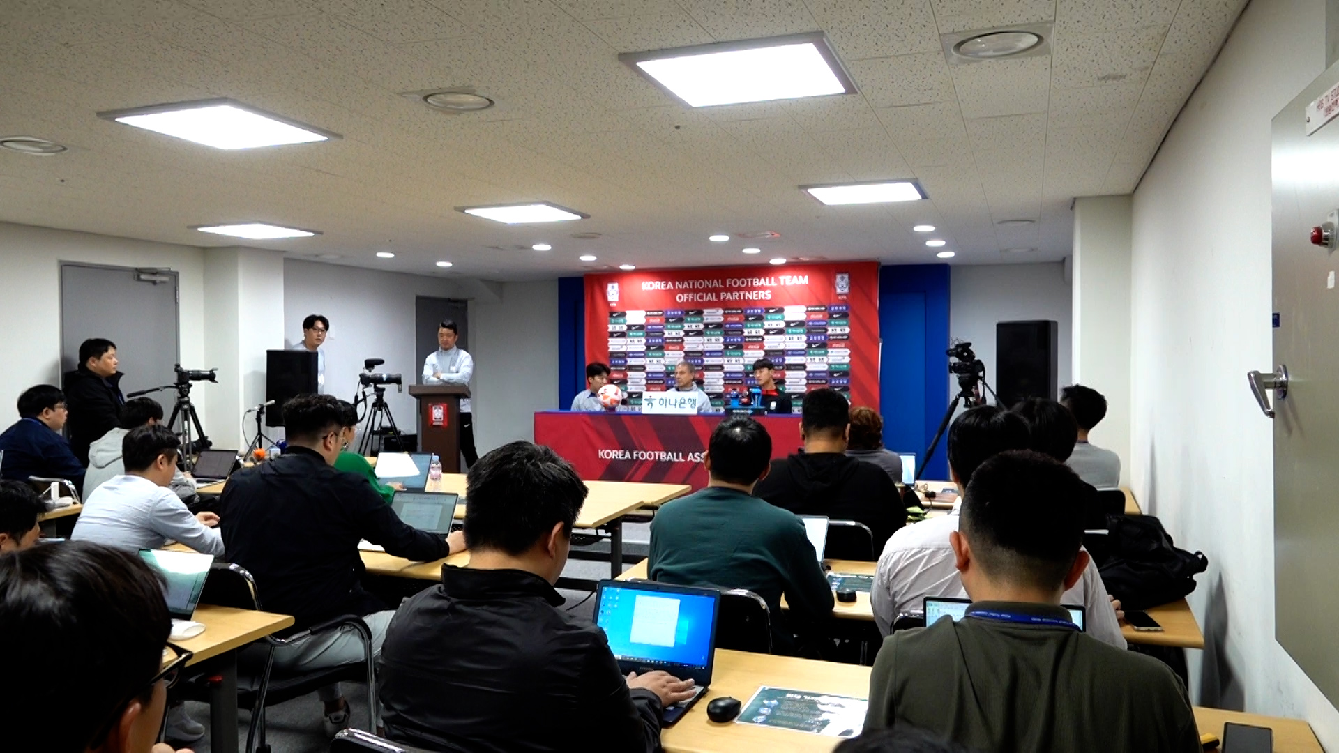 Truyền thông Hàn Quốc trong buổi họp báo trước trận giao hữu gặp ĐT Việt Nam - Ảnh: Tú Phạm 