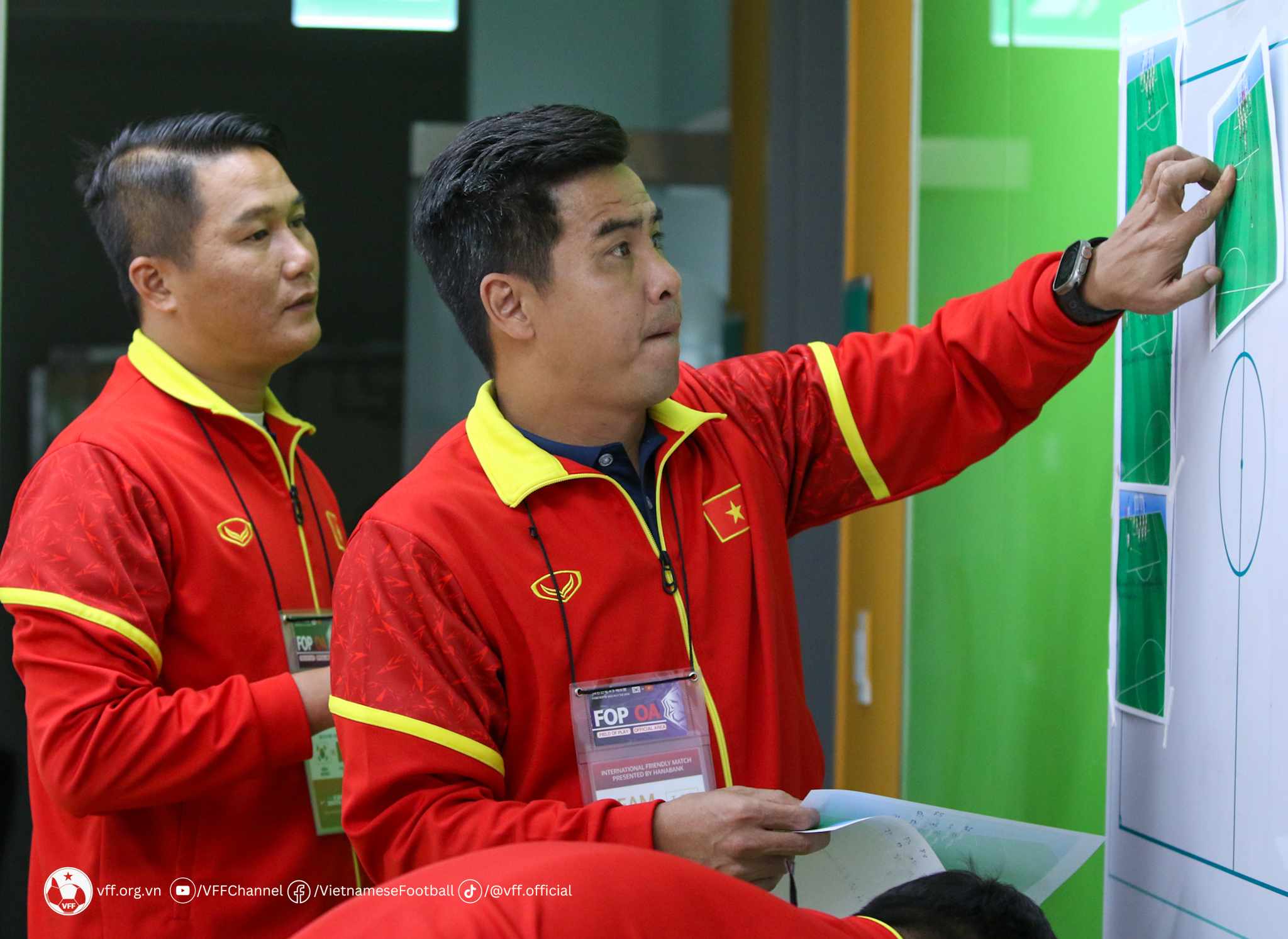 Trợ lý Nguyễn Việt Thắng và Mai Xuân Hợp chuẩn bị cho trận đấu