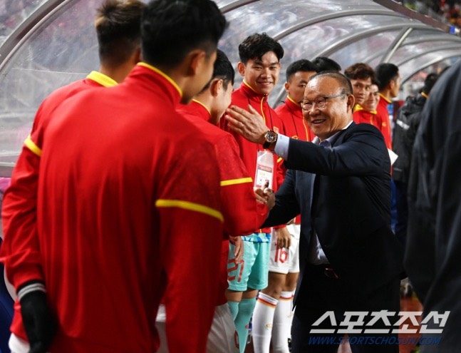 HLV Park Hang Seo bắt tay HLV Troussier và các tuyển thủ Việt Nam trước trận gặp Hàn Quốc 