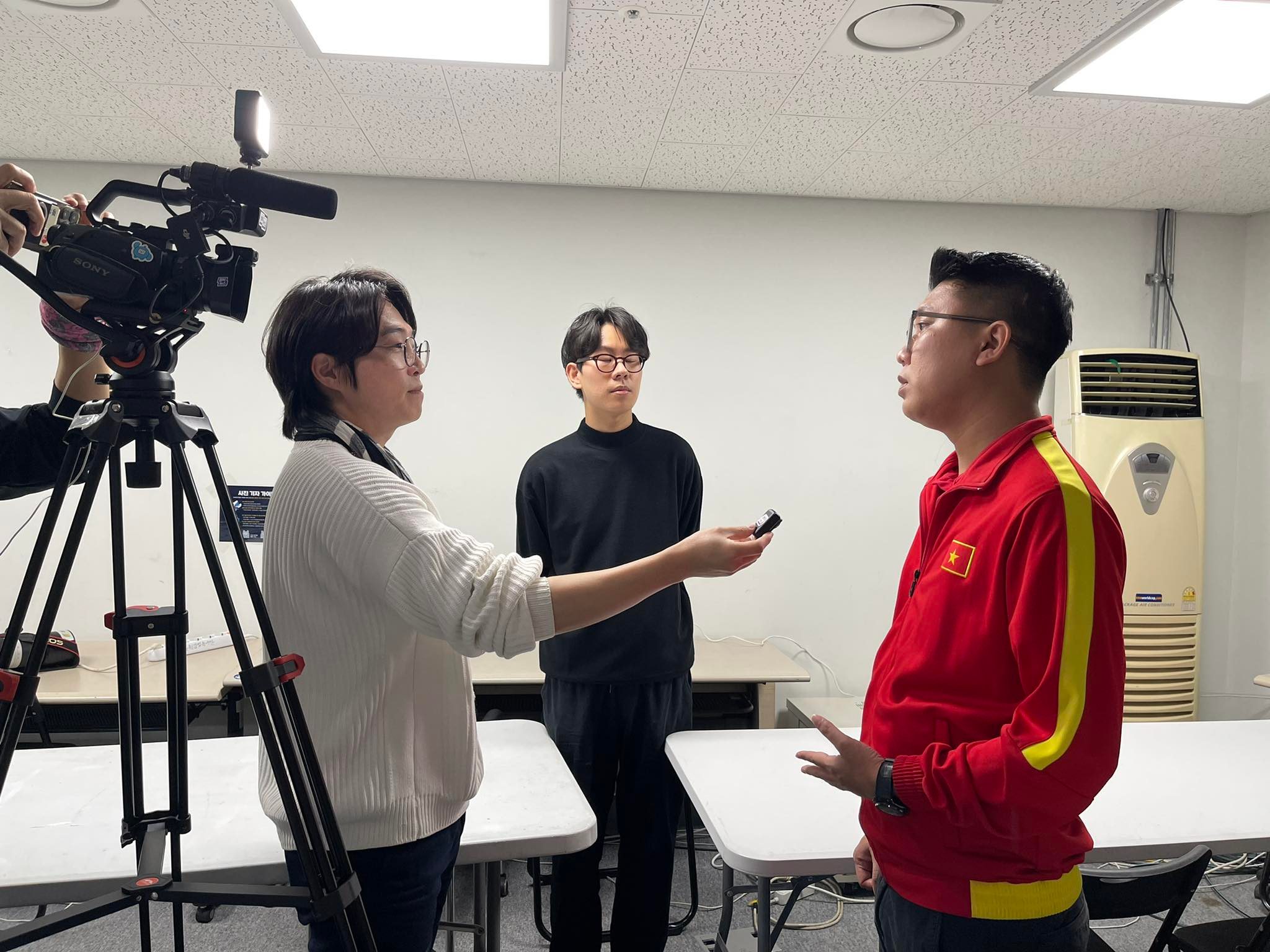 Đài MBC (Hàn Quốc) phỏng vấn phóng viên Bongdaplus
