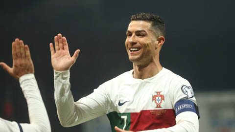 Ronaldo bị fan cuồng tấn công ngay trên sân