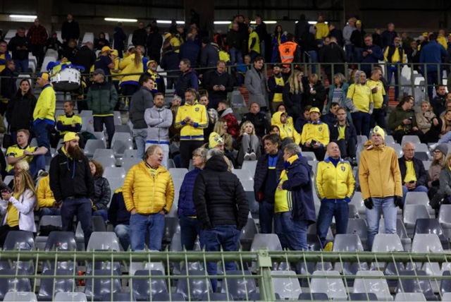 Fan Thụy Điển lo lắng trên khán đài