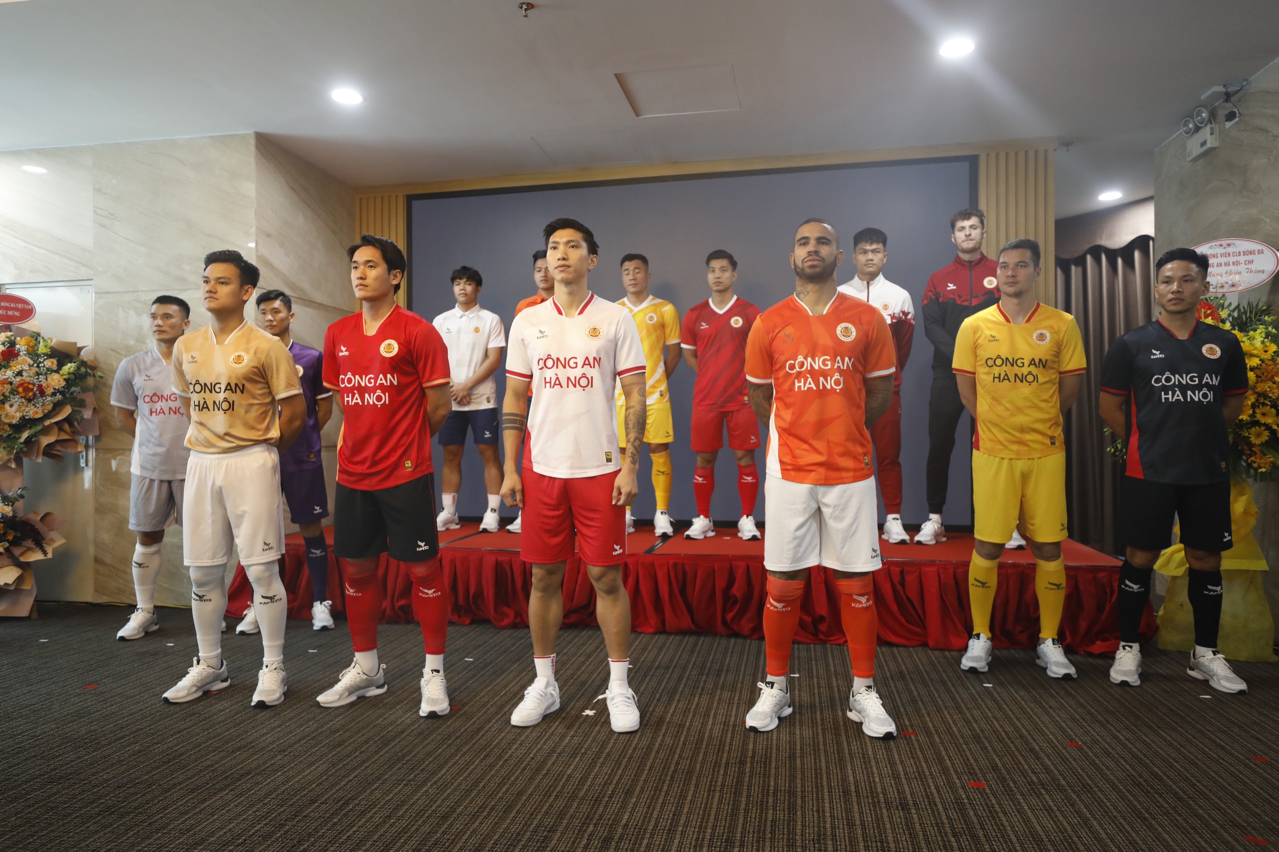 CLB Công an Hà Nội ra mắt các mẫu áo đấu ở mùa giải mới.