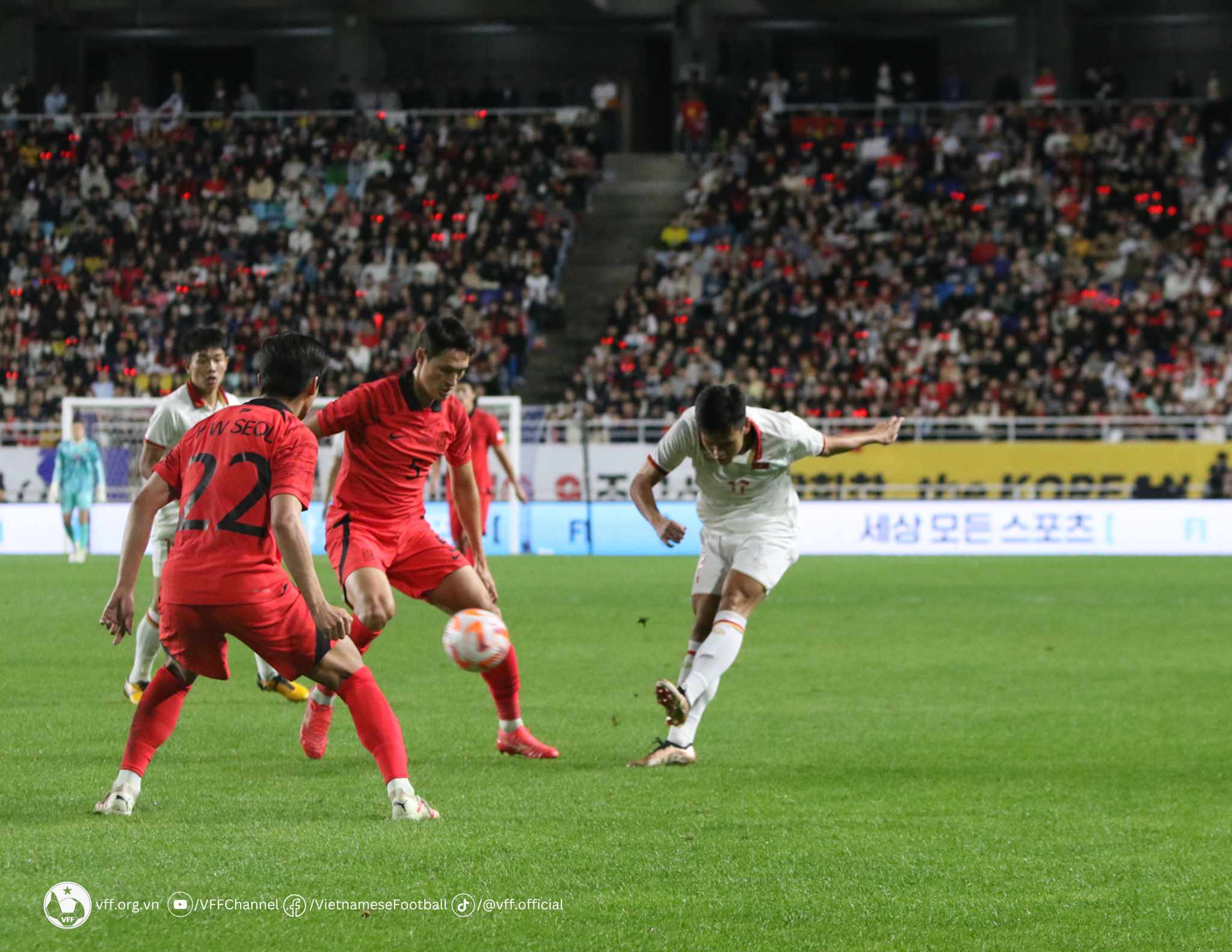 Không quá bất ngờ khi ĐT Hàn Quốc (áo đỏ) giành chiến thắng 6-0 trước ĐT Việt Nam - Ảnh: VFF.