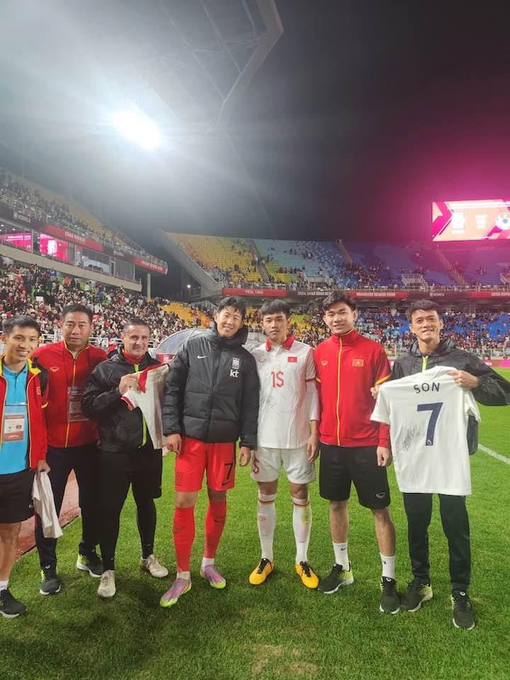 Cầu thủ Việt Nam xin chụp hình với Son Heung Min
