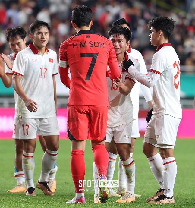 Các tuyển thủ Việt Nam thể hiện sự tôn trọng lớn dành cho ngôi sao Son Heung Min 