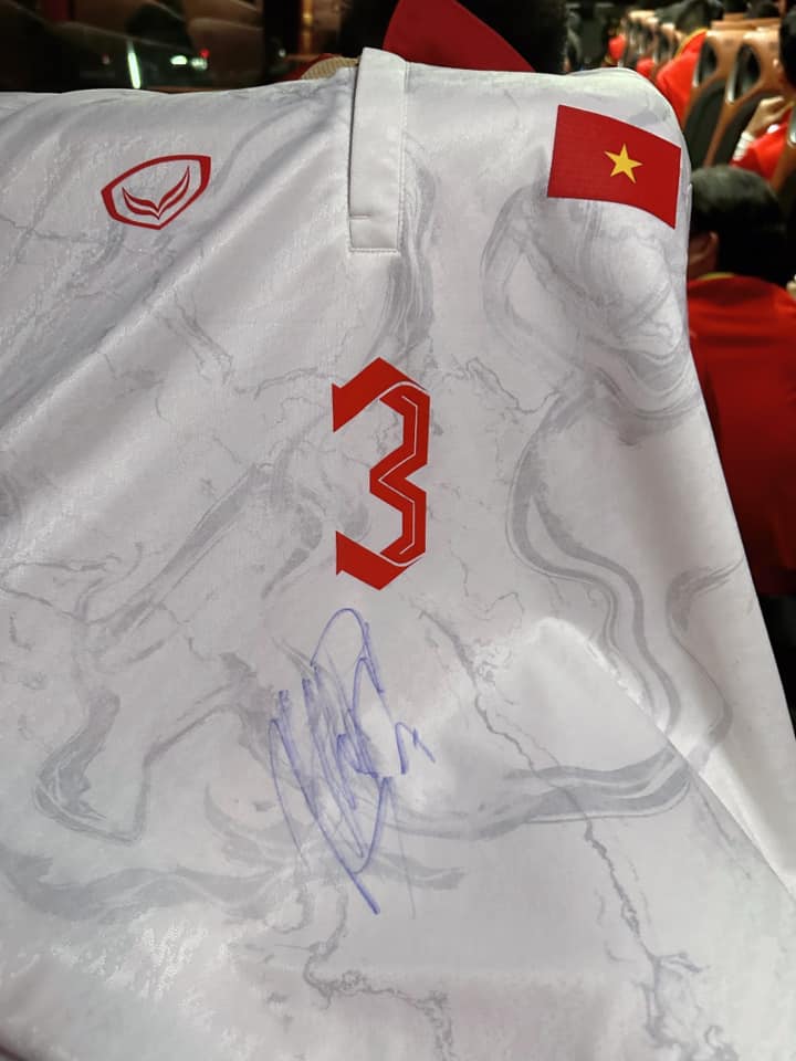 Chiếc áo thi đấu của Ngọc Hải có chữ ký của Son Heung Min 