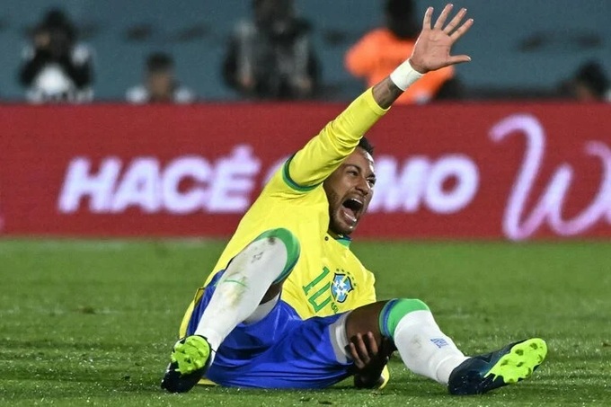 Neymar đau đớn sau khi dính chấn thương