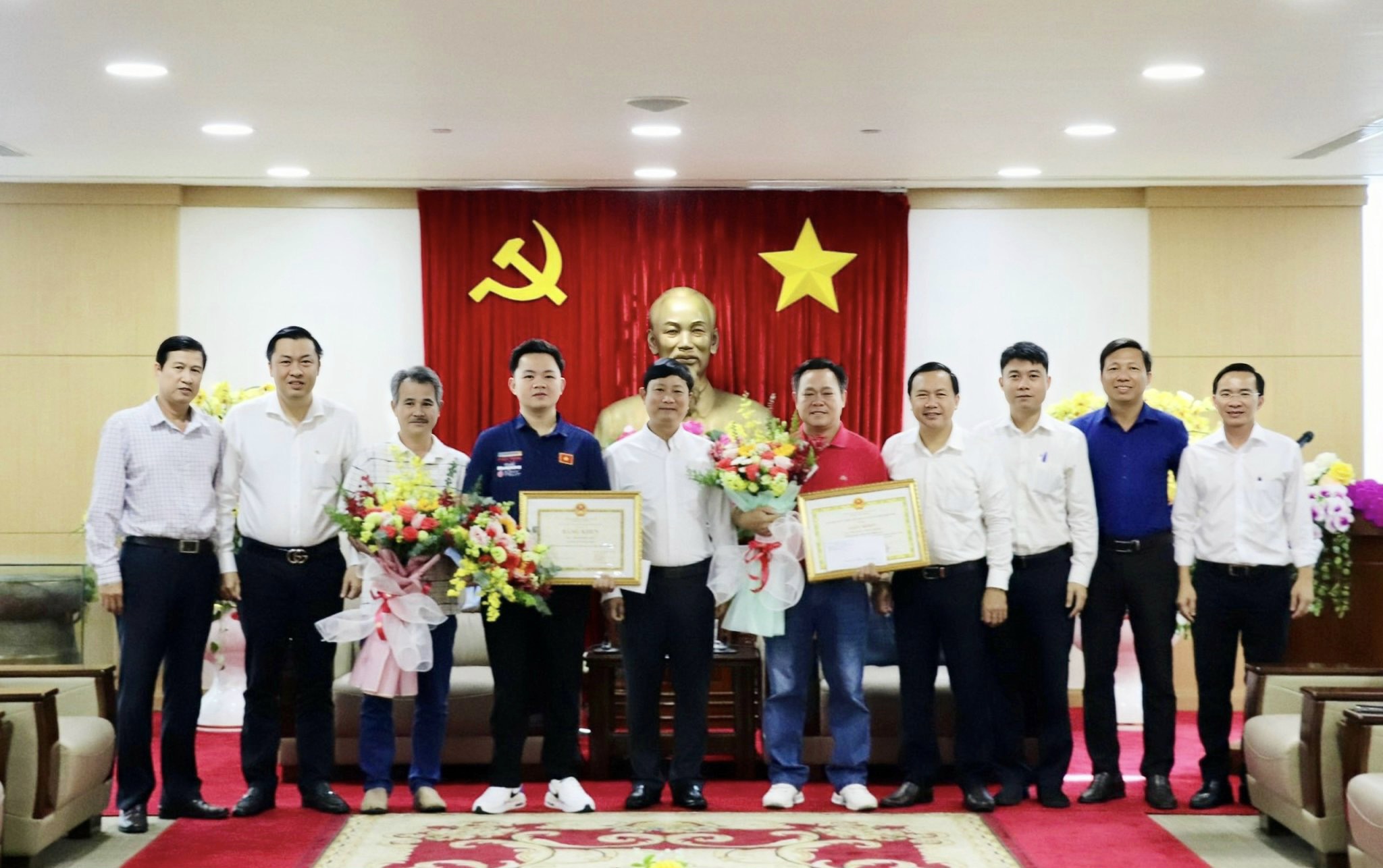   Lãnh đạo tỉnh Bình Dương trao bằng khen, hoa và tiền thưởng cho VĐV Bao Phương Vinh; trao giấy khen, hoa và tiền thưởng cho HLV Nguyễn Vĩnh Thông; tặng hoa chúc mừng ông Bao Thanh Phương, cha của VĐV Bao Phương Vinh.