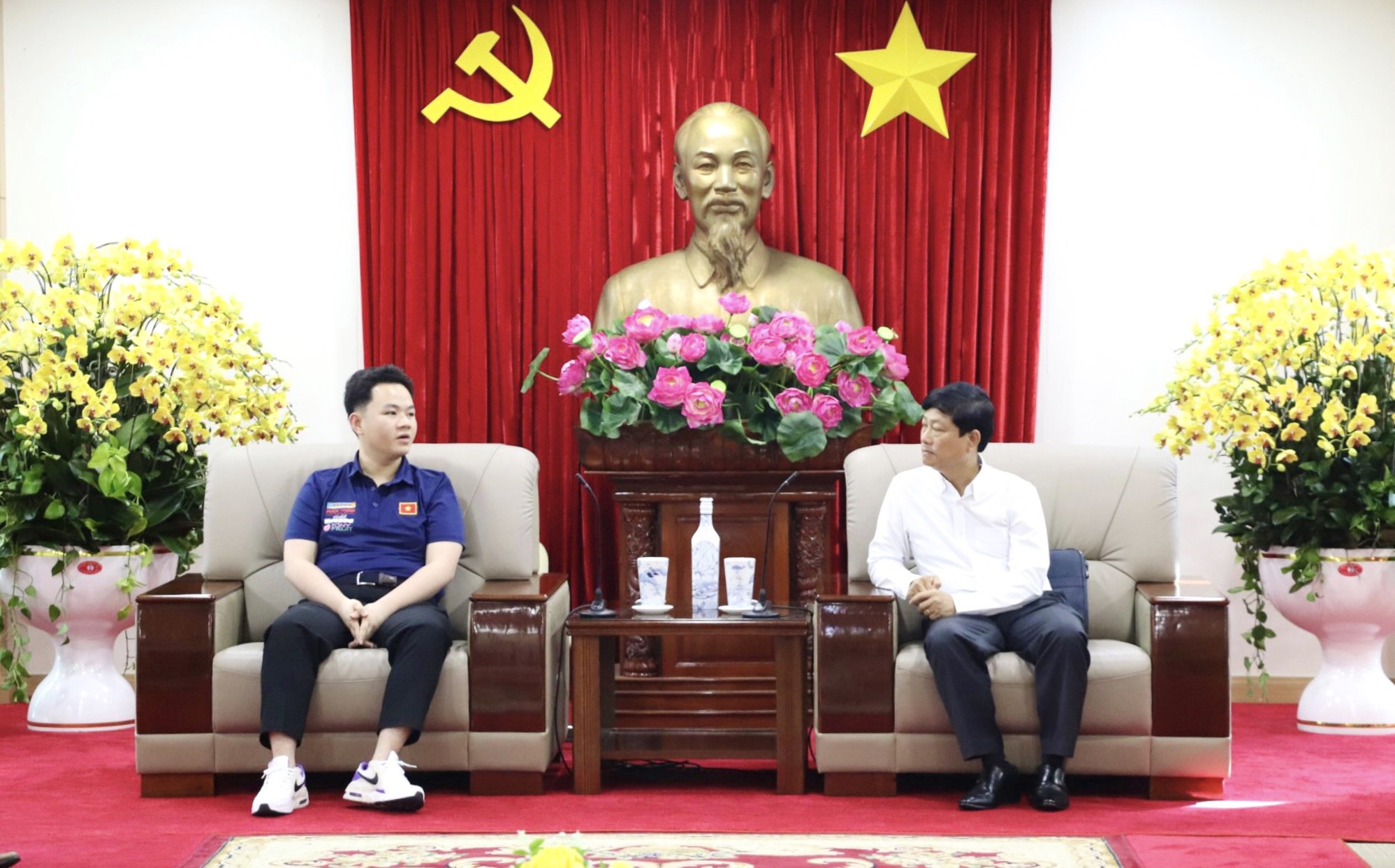 Chủ tịch UBND tỉnh Bình Dương – Võ Văn Minh trò chuyện cùng VĐV Bao Phương Vinh tại buổi gặp gỡ.