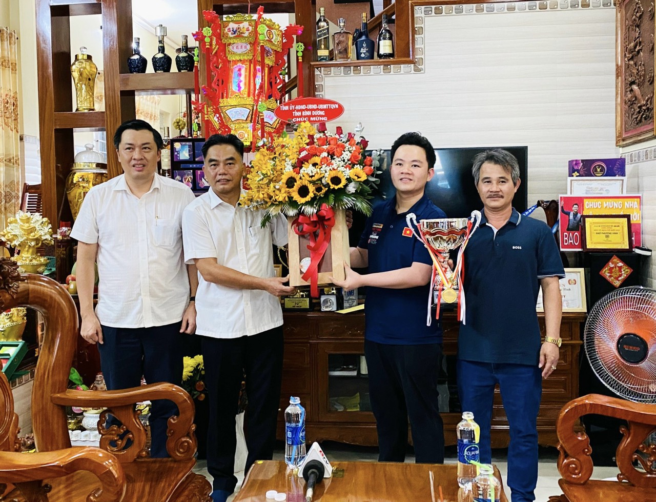 Luôn đồng hành cùng những nỗ lực của VĐV, ngay sau khi Bao Phương Vinh vô địch tại Giải Billiards carom 3 băng vô địch thế giới 2023, ông Nguyễn Lộc Hà - UVTV tỉnh ủy, PCT UBND tỉnh Bình Dương thay mặt lãnh đạo tỉnh Bình Dương tặng hoa và quà chúc mừng nhà vô địch thế giới Bao Phương Vinh tại nhà riêng trước đó.